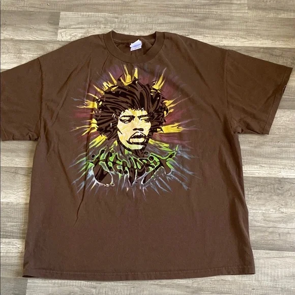 ❤️ 3/$15 Brown Short Sleeve Tee with Vibrant Graphic Design Hendrix - Picture 2 of 3